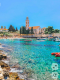 Egzotikus természet és rejtett öblök Hvar szigetén - A Kanári-szigetek tökéletes és közeli alternatívájaként Hvar szigete valóságos vizuális csoda, amely dús, mediterrán növényzetével és azúrkék tengerével azonnal elvarázsolja az utazót. A szigetet a levendula, az olajfaligetek és a fenyőerdők illata lengi be, ami egészen egzotikus, trópusi atmoszférát teremt. A legnagyobb érv a helyszín mellett a rejtett, sziklás és kavicsos öblök sokasága: a fojtogató tömegturizmus helyett itt még találni olyan érintetlen partokat, ahol a kristálytiszta, búvárkodásra csábító Adria hullámait szinte teljesen egyedül, zavartalan nyugalomban élvezhetjük.
