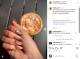 Tejes pumpkin spice

A tejes pumpkin spice az őszi szezon legfinomabb és legletisztultabb körömtrendje – egy korty elegancia, amit bármikor viselhetsz. Ahogy a neve is sugallja, ez a manikűr a tejeskávé lágy, krémes tónusait idézi: meleg bézsek, karamelles barnák, tejesfehérek és egy csipetnyi mokka árnyalat olvadnak össze, mintha egy frissen gőzölt lattéban kavargó tejhab inspirálta volna őket. A tejes pumpkin a csendes luxus esztétika körömre adaptált formája – diszkrét, ápolt, mégis végtelenül sikkes. A természetes hatású, semleges színek bármilyen bőrtónushoz passzolnak, és elegánsan kiegészítik mind a minimalista, mind a rafinált őszi öltözékeket. Gondolj csak egy vajszínű pulóverre, arany karikafülbevalóra és egy pumpkin spice lattéra a kezedben – tökéletes összhang. A trend sokféleképpen variálható: választhatsz tejeskávé-ombre átmenetet, finom krómfényű tejhab-hatást, vagy akár apró latte art-szerű mintákat a körömágy közelében. A hatás minden esetben puha, harmonikus és kifinomult – pont, mint egy tökéletesen elkészített kávé.