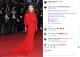 Isabelle Huppert 2026 márciusában ünnepelte a 73. születésnapját, és továbbra is rendkívül aktív, esze ágában sincs visszavonulni. Az elmúlt években nemcsak újabb filmszerepeivel, hanem merész, olykor meghökkentő öltözékeivel is rendszeresen magára vonta a figyelmet. A 2024-es velencei filmfesztivál zsűrielnökeként például feltűnő vörös ruhában, hosszú fehér kesztyűben és különleges ékszerekben jelent meg, bebizonyítva, hogy a kifinomultság és a vagányság tökéletesen megfér egymás mellett. A Balenciaga divatházzal kialakított kapcsolata szintén hozzájárult ahhoz, hogy a divatvilág egyik legizgalmasabb, érett korú múzsájaként tekintsenek rá. 2026 februárjában a berlini filmfesztiválon is meglepte rajongóit: egyik napról a másikra megszabadult hosszabb tincseitől, és elegáns, állig érő frizurával lépett a vörös szőnyegre, ahol The Blood Countess című új filmjét népszerűsítette. A színésznő megőrizte jellegzetes, finom arcvonásait, átható tekintetét és karcsú alakját, miközben öltözködésében bátran kísérletezik a legkülönlegesebb darabokkal. Egy korábbi interjújában arról beszélt, hogy a divatban leginkább a saját ösztöneire hallgat, és nem szeretne mások elvárásai szerint öltözködni. Talán éppen ez a magabiztosság teszi olyan különlegessé napjainkban is: Isabelle Huppert 73 évesen sem próbál fiatalabbnak látszani, inkább büszkén vállalja önmagát, és továbbra is ugyanazzal a titokzatos kisugárzással hódít, amely évtizedekkel ezelőtt világhírűvé tette őt.