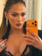 Jennifer Lopez, a díva - Jennifer Lopez, a díva és stílusikon, aki évtizedek óta diktálja a divatot és lenyűgözi a világot. J-Lo nemcsak a színpadon és a filmvásznon nyújt maximális teljesítményt, hanem a vörös szőnyegen is minden pillanatban tökéletes, elegáns megjelenéssel kápráztatja el a rajongókat. Csodálatos arcvonásai, dús, barna haja, bronzos bőre és utánozhatatlan latin kisugárzása védjegyévé váltak az évek során. Ez a tökéletesség az az etalon, amihez nők milliói mérik magukat világszerte, és ami miatt a divatvilág és a luxusmárkák első számú arca és múzsája maradt a mai napig. A kigyúrt hasonmása is profitált ebből. Mutatjuk.