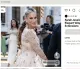 Sarah Jessica Parker

Sarah Jessica Parker derékig érő fonata a New York City Ballet Fall Fashion Gala rendezvényen egyszerűen elállította a mindenki lélegzetét. A frizura romantikája lenyűgöző volt, kezdve a fonatba fűzött rózsaszín szalagtól egészen a fejtetőn kialakított extra tartásig, amivel valóban bebizonyította, hogy az ősz haj igenis lehet sikkes. Hajkoronája mindig is a stílusa ékköve volt, és ez az őszülést követően sincs másképp: továbbra is a legmagasabb szinten bizonyítja, hogy a természetes tincsekkel is lehet maradandó divatpillanatokat teremteni.