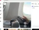 5. Zene vagy videók hangos lejátszása

Filmet nézni vagy a TikTokot pörgetni fülhallgató nélkül apróságnak tűnhet, a légiutas-kísérők szerint azonban ez az egyik legudvariatlanabb dolog a fedélzeten, mivel a kabin közös tér, ahol a környezetünkben mindenki hallja azt, amit mi is hallunk. Azt is kiemelték a stewardessek, hogy mikor a személyzet ételt és italt szolgál fel, az utasoknak illene kivenniük a fülhallgatójukat a fülükből a kölcsönös tisztelet jegyében. 