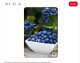 A bogyós gyümölcsök (például az áfonya, a málna és a szeder) rendkívül gazdagok antioxidánsokban, különösen antocianinokban, amelyek erős védelmet nyújtanak a sejtkárosodás ellen. Ezek a gyümölcsök segítenek fenntartani a bőr kollagénstruktúráját, és lassítják a ráncok kialakulását. A magas C-vitamin-tartalom támogatja a kollagéntermelést, ami a bőr feszességének alapja. A bogyós gyümölcsök rendszeres fogyasztása ezért nemcsak egészséges, hanem látványosan javítja a bőr textúráját és fényét is.