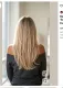 „Naked blonde”

A naked blonde, vagyis „meztelen szőke” lényege éppen az, hogy a hajszín szinte úgy simuljon az arc és a bőr tónusához, mintha eleve így születtünk volna.

A cél nem a jeges platinaszőke, hanem egy lágyabb, személyre szabott árnyalat. Melegebb bőrtónusokhoz például mézes, karamelles szőkék passzolhatnak, míg másoknál a visszafogottabb, természetes szőke működhet jobban.

Ez a trend különösen azoknak lehet érdekes, akik szeretnének szőkék maradni, de már egy kicsit unják a nagyon világos, kontrasztos hajszíneket.