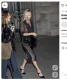 5. Az áttetsző ruha nem csak nyárra való

A lista talán legmerészebb darabja az áttetsző ruha, amely elsőre inkább tavaszi vagy nyári trendnek tűnhet. Kate Moss azonban régóta bizonyítja, hogy megfelelő rétegezéssel ősszel is működhet. Az áttetsző ruhák továbbra is fontos részei Kate Moss stílusának, legyen szó egy finoman áttetsző anyagról vagy egy látványosabb, teljesen transzparens darabról. A hűvösebb időben természetesen nem kell szó szerint ugyanúgy viselni őket, mint nyáron. Egy egyszerű alsóruha, body vagy szűkebb ruha kerülhet alá, fölé pedig jöhet egy bőrdzseki, hosszú kabát vagy akár egy kötött pulóver. Éppen a rétegezés miatt válik igazán érdekessé: egy nyári hatású, könnyű ruha egy vastagabb kabáttal és zárt cipővel már teljesen őszi karaktert kap.

Kate Moss stílusának legfontosabb tanulsága talán éppen ez: nem kell minden trendet szó szerint követni. Elég kiválasztani egy-egy karakteres darabot, majd úgy kombinálni, hogy az valóban passzoljon a saját ruhatáradhoz és személyiségedhez. Ettől lesz egy szett nemcsak divatos, hanem igazán egyéni is.