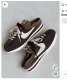 A hátul nyitott cipő láttán sokaknak valószínűleg az első gondolata az lesz: de mi van, amikor hideg lesz? Szerencsére a sneaker mule egyik előnye, hogy zoknival is bátran viselhető.

Egy egyszerű fehér sportzokni kifejezetten jól illik a sportosabb változatokhoz, de egy bordázott, vastagabb modell is működhet, ha már hűvösebbre fordul az idő. A zokni ráadásul még inkább kiemeli, hogy ez nem egy otthoni papucs, hanem tudatosan választott divatdarab.

A lényeg az arányokon van: ha a cipő vastagabb, robusztusabb talpú, akkor jól mutathat lazább nadrágokkal és hosszabb szoknyákkal is. A letisztultabb, vékony talpú fazonok viszont elegánsabb összeállításokba is könnyebben beilleszthetők.
