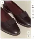 Az opera cipő, amely újra divatba hozza a klasszikus eleganciát

Az opera cipő, vagyis az angolul opera pump néven ismert fazon a hagyományos elegáns lábbelik világából érkezett vissza a divatba. Jellemzően lapos vagy alacsony sarkú, finom vonalvezetésű cipőről van szó, amelynek megjelenése egyszerre visszafogott és karakteres. Egyes változatait fényes felület, keskeny masni vagy apró szalagdísz teszi különlegessé, más modellek pedig teljesen letisztult kialakításukkal hódítanak. Éppen ez a sokoldalúság adja a vonzerejét: nem akar mindenáron feltűnő lenni, mégis képes meghatározni egy teljes összeállítás hangulatát.