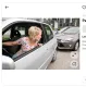 A kapubejárót akkor is szabadon kell hagyni, ha csak pár percre állnál meg

A kapu vagy a garázs előtti parkolás az egyik leggyakoribb konfliktusforrás. A KRESZ tiltja az olyan várakozást, amely az ingatlanra történő be- vagy kihajtást az arra jogosult hozzájárulása nélkül akadályozza. Ez nemcsak akkor fontos, amikor valaki más állja el a kapudat: neked is figyelned kell arra, hogy a járműved ne akadályozza a közlekedést. A „csak két percre ugrottam be” nem feltétlenül mentség, ha a parkolás szabálytalan. Ha a kapubejáró használatához kapcsolódó helyzet nem egyértelmű, a pontos körülmények és a hatályos szabályok számítanak.