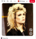 Kim Wilde a ’80-as évek egyik legismertebb popcsillaga lett, miután megjelentette Kids In America című slágerét. A dal hatalmas siker lett Európában és Amerikában is, az énekesnő pedig pillanatok alatt generációs ikonná vált. A közönség nemcsak zenéjét imádta, hanem különleges megjelenését is: szőke hajával, vagány stílusával és magabiztos kisugárzásával teljesen kitűnt a korszak előadói közül.

Karrierje az első siker után sem torpant meg, hiszen számos újabb slágerrel örvendeztette meg rajongóit. Több mint tizenöt stúdióalbumot adott ki, dalai pedig még évtizedekkel később is rendszeresen felcsendülnek rádiókban és koncerteken. Bár az idő természetesen rajta is nyomot hagyott, követői szerint Kim Wilde ma is ugyanolyan energikus és vonzó jelenség, mint pályája kezdetén. 