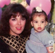 1. A természetes elegancia kora - Ezen a régebbi felvételen Kris Jenner még a Kardashian-mánia előtti, vagy annak kezdeti szakaszában látható. Bár már ekkor is foglalkoztatták a szépészeti beavatkozások, az arca megőrizte természetes karakterét és azokat a vonásokat, amelyeket lányai is örököltek. Itt még jól látszik a harmónia az arccsont és az állív között, a mimikája pedig élő és őszinte. Kris ekkoriban még hitt abban, hogy a méltóságteljes öregedés és a minimális korrekciók elegendőek lesznek ahhoz, hogy ő maradjon Hollywood legvonzóbb sztáranyukája. Ez az állapot volt az alapja annak a későbbi, már-már kényszeres átalakulási vágynak, ami végül a jelenlegi drámához vezetett.