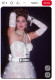 Madonna 1985-ben forradalmasította az esküvői öltözködést, amikor a Like A Virgin című videóklipben és fellépésein fehér csipkét, rózsafüzért és kesztyűt viselt, így egyszerre volt elegáns és szexis ez a hagyományos stílus. Az „esküvői ruha” 2011-ben a Times Square-i Hard Rock Café-ban került kiállításra, és azóta is inspirációként szolgál, köztük számos Halloween-jelmez alapjaként. Az összeállítás figyelemfelkeltő részletei, a csipke finomsága és a kiegészítők karaktere egyaránt hozzájárultak ahhoz, hogy ez a megjelenés generációk számára emlékezetes maradjon.