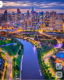 3. Melbourne (Ausztrália) - A képzeletbeli dobogó harmadik fokára Ausztrália másik kulturális fővárosa, Melbourne állhatott fel. Melbourne korábban évekig vezette a globális ranglistát, és most is bizonyította, hogy miért van bérelt helye az élen. A város szinte maximális pontszámot kapott az oktatásra és az egészségügyre, de a legnagyobb ereje a páratlanul pezsgő művészeti életében, a világhírű kávékultúrájában és a gasztronómiai sokszínűségében rejlik. A vibráló, élénk és befogadó közösségi terek, a kiváló egyetemek és a zöld fenntarthatósági törekvések miatt Melbourne a mai napig a világ egyik leginkább irigyelt és legvágyottabb lakóhelye.