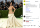 Kylie Jenner egy igazán különleges, optikai illúzióra építő Schiaparelli ruhában érkezett. A fűzős hátmegoldással készült estélyi felsőrésze úgy volt kialakítva, mintha a saját, meztelen testét formázná meg – finoman kidolgozott részletekkel, amelyek a köldököt és a test természetes vonalait idézték meg. Az összhatás azt a benyomást keltette, mintha éppen kilépne a csípőjénél felgyűrt, gyöngyökkel díszített fehér ruhából – egy merész, mégis művészi és gondolatébresztő vizuális játék keretében.