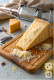 7. Parmezán - A prémium minőségű, hosszan érlelt kemény sajtokat, mint amilyen a parmezán vagy a grana padano, szintén nagy hiba a fagyasztóba száműzni. A fagyasztási folyamat és a jégkristályok kialakulása ugyanis teljesen felborítja a sajt finom, zsíros és fehérjedús szerkezetét, amitől az felengedés után rendkívül morzsalékossá és törékennyé válik. Bár a reszelhetőség szempontjából ez a morzsalékos textúra nem feltétlenül jelentene kezelhetetlen problémát a konyhában, a sokkal nagyobb baj az, hogy a sajt a hidegben szinte teljesen elveszíti az egyedi, karakteres és mélyen sós ízvilágát.