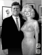 1. A washingtoni hatalmi elit hálójában - A Kennedy-fivérek közös titka Marilyn szerelmi élete nem korlátozódott a férjeire; a legveszélyesebb viszonyai a korszak legbefolyásosabb politikusaihoz kötötték. Nemcsak John F. Kennedy elnökkel folytatott fülledt viszonyt – aminek emlékezetes mementója a híres születésnapi éneklése –, hanem az elnök öccsével, Robert Kennedy igazságügyi miniszterrel is közelebbi kapcsolatba került. A színésznő a legfelsőbb körök titkainak tudójává vált, ami miatt az FBI folyamatos megfigyelés alatt tartotta. Ez a politikai és szexuális háló a mai napig a halála körüli legsötétebb összeesküvés-elméletek táptalaja.