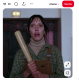 Shelley Duvall

A ragyogás forgatása során Shelley Duvall a mentális és fizikai határait feszegette – Stanley Kubrick rendező maximalizmusa ugyanis elképesztő nyomás alá helyezte őt. Kubrick hírhedten perfekcionista volt, és Duvallra különösen keményen bánt – rendszeresen elszigetelte őt a stábtól, újra és újra ismételtette vele ugyanazokat a jeleneteket, néha több mint százszor. Az egyik legismertebb példa a baseballütős jelenet, amit állítólag 127 alkalommal vettek fel, és Duvallnak minden egyes alkalommal sikítania, remegnie és sírnia kellett. Ez nemcsak mentálisan viselte meg, hanem fizikailag is: a hajcsomói hullani kezdtek, folyamatos szorongással küzdött, és hosszú ideig szenvedett kimerültségtől.

A The Complete Kubrick című, a rendezőről szóló 2000-es könyvben Duvall így emlékezett vissza: „Májustól októberig folyamatosan rossz egészségi állapotban voltam, mert a szerep miatti stressz olyan nagy volt. Stanley olyan mélyre nyúlt bennem, amilyen mélyre soha senki korábban. Ez volt életem legnehezebb szerepe.”