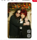 Sharon Osbourne a hetvenes évek végén lépett be Ozzy életébe, amikor a zenész épp kilépett a Black Sabbathból, és karrierje bizonytalan volt. Sharon hamar átvette az irányítást: ő szervezte az első szólóturnékat, tárgyalt a kiadókkal, és segített új zenekart összeállítani. A Blizzard of Ozz sikere nemcsak Ozzy visszatérését jelentette, hanem közös jövőjük alapját is lefektette. Kapcsolatuk már ekkor szélsőséges volt: hatalmas sikerek és komoly magánéleti válságok követték egymást.