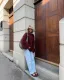 Laza hétköznapok

Egy oversize bordó pulóver és egy boyfriend farmer kiegyensúlyozza a balerina finom vonalait, miközben a tónusazonos bordó árnyalat egységbe rendezi a szettet. Az eredmény kényelmes, mégis átgondolt megjelenés, amely nem hat erőltetettnek.