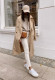 Casual street style

A szűk fehér farmer a hétköznapi utcai stílus alapdarabjává válik ebben az összeállításban. Egy oversized, puha ballonkabát melegen tart a hideg napokon, miközben laza, trendi siluettet ad az outfitednek. A sportcipő kényelmes, praktikus és sportos karaktert kölcsönöz, a baseball sapka pedig játékos, fiatalos kiegészítőként zárja le a lookot. Ez a kombináció tökéletes városi sétákhoz, kávézáshoz barátokkal vagy hétvégi programokra: egyszerre kényelmes, friss és divatos, miközben a fehér farmer még télen is könnyedséget visz az összeállításba.
