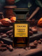 Tom Ford – Tobacco Vanille Eau de Parfum

A modern parfüméria egyik legikonikusabb gourmand-fűszeres alkotása, amely luxust, melegséget és érzékiséget sugároz minden cseppjében. Ahogy a neve is mutatja, két fő motívum uralja az illatkompozíciót: dohány és vanília. Azonban ez az illat sokkal több egy egyszerű kombinációnál. Már az első pillanatban érzékelhető a gazdag dohánylevél, amelyhez szinte azonnal társul a fűszeres jegyek meleg ölelése – fahéj, szegfűszeg, és gyömbér is jelen van. Ahogy az illat kibontakozik, egyre hangsúlyosabbá válik a krémes vanília, a szárított gyümölcsök édessége és a kakaóporos lágyság. A Tobacco Vanille egy karakteres, markáns uniszex illat, de sokak szerint férfiasabb felhangokkal. Az biztos, hogy nem egy hétköznapi, „friss” illat – ez egy statement fragrance, amit viselve mindenki megfordul utánad.