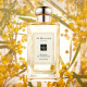 Jo Malone London Mimosa &amp; Cardamom Cologne

Egy kifinomult, napsütötte illat, amely tökéletesen ötvözi a virágos lágyságot a fűszeres melegség finom árnyalataival. Az illat nyitányában frissen őrölt kardamom érezhető, amely azonnal megadja az illat meleg, fűszeres karakterét. Ehhez társul a mimóza virágporos, napfényes jegye – lágy, kissé édes, mégis légies. A háttérben ott bújik a tonkabab, ami finoman púderessé és kicsit krémessé varázsolja az illatot. Ez nem egy harsány gourmand, sokkal inkább egy bőrközeli, keleties virágillat. Ez a kolónia azoknak való, akik szeretik a könnyed, de mégis karakteres illatokat. Nappali viseletre tökéletes, legyen szó munkáról, kávézásról vagy egy városi sétáról.