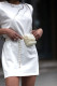 Hétvégi programokra

A gyöngyös kiegészítők trendje már nemcsak a kézi táskáknál hódít: idén nyáron az övtáskák is megkapják a romantikus, gyöngyös újragondolást. A fehér miniruha és gyöngyös övtáska kombinációja tökéletes példa arra, hogyan lehet minimalista alapdarabokat statement kiegészítőkkel feldobni. Az összhatás letisztult, mégis figyelemfelkeltő – pont olyan, mint a modern nyári street style szettek. Egy ilyen gyöngyös övtáska remek választás városi sétákhoz, brunch programokra, nyaraláshoz vagy akár fesztiválokra is.