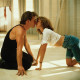 Dirty Dancing (1987)

Ez a film egyenlő a nyár forróságával, a tiltott románc izgalmával és a tánc szabadságával. 1963 nyara, Catskill-hegység, egy szigorú családi nyaralás, amit Baby életre szóló élménnyé változtat – és mindezt Patrick Swayze csípőmozgása és a legendás finálé koronázza meg. A Dirty Dancing nemcsak egy romantikus történet, hanem egy felnövésmese is, tele zenével, izzással, társadalmi különbségekkel, és azzal a bizsergető érzéssel, amit csak egy mindent elsöprő nyári szerelem tud hozni. Táncos jelenetei ma is ugyanolyan energikusak, mint elsőre – és jó eséllyel a végén te is felemeled a karod a nappali közepén, hogy elkapd azt az ikonikus emelést.