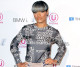 Acélszürke frufru

Keke Palmer frizurájában a sötétszürke frufru és a fekete haj közötti kontraszt igazán különleges, kéttónusú hatást hoz létre. Az acélszürke árnyalat merész választás, mégis elegánsan illeszkedik a mély fekete hajszínhez. A frufrun belül ráadásul finom színátmenet is megjelenik, amely lágyítja a karakteres tónust, és harmonikusabbá teszi az összképet. Ez a megoldás modern, játékos és kifejezetten stílusos megjelenést kölcsönöz a frizurának.