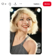 Debbie Harry, a Blondie énekesnője kozmetikai beavatkozásokhoz folyamodott, hogy fenntarthassa zenei karrierjét és jól érezze magát a bőrében. 2025-ben a Vanity Fairnek elmondta, hogy a műtétek eszközként szolgáltak számára: nem gyerekként kezdte, hanem felnőttként, amikor úgy érezte, szüksége van rá a magabiztosságához és a karrierje építéséhez. Hangsúlyozta, hogy Hollywoodban a női vonzerő gyakran elengedhetetlen a sikerhez, és ezek a beavatkozások segítették abban, hogy jól érezze magát és folytathassa a showbizniszt. Számára a kozmetika nem csak a külsőről szólt, hanem a karrier és az önbizalom támogatásáról is.