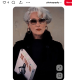 Kevesen tudják, de Meryl Streep kis híján nemet mondott Miranda Priestly szerepére. Nem a forgatókönyv minősége, hanem a hozzáállás volt a gond. Az első fizetési ajánlatot az Oscar-díjas színésznő finoman szólva sem érezte méltónak ahhoz az értékhez, amit a projekthez hozzáadott volna. Streep addigi pályafutása során ritkán – vagy soha – nem harcolt keményen a gázsijáért, de ezúttal eljött a pillanat, amikor kiállt magáért. Elmondása szerint volt egy „búcsúpillanat”, amikor készen állt kisétálni az ajtón. Ekkor történt a fordulat: az ajánlatot megduplázták. Streep később úgy fogalmazott, 55 évesen tanulta meg igazán, hogyan kell a saját érdekében tárgyalni. Ironikus módon épp egy könyörtelen főnöknőről szóló film kellett ahhoz, hogy ő maga is kiálljon saját értéke mellett.