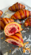A finomított fehérlisztes péksütemények (Kakaós csiga, croissant) - A leggyorsabb és egyben a legveszélyesebb reggeli megoldás, ha munkába menet beugrunk a sarki pékségbe egy kakaós csigáért vagy croissant-ért. Ezek a termékek szinte kizárólag finomított szénhidrátokból és telített zsírokból állnak, miközben rost- és fehérjetartalmuk a nullához közelít. A szervezet rendkívül gyorsan megemészti őket, ami az egekbe löki a vércukorszintet. A test erre válaszul hatalmas inzulinfröccsöt ad, ami után a cukorszint drasztikusan leesik, te pedig délelőtt 10 órára fáradtabb leszel, mint ébredéskor.