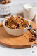 A bolti, előre csomagolt „Crunchy” és „Granola” müzlik - Sokan hiszik, hogy a dobozos müzlikkel tesznek a legjobbat az egészségükért, pedig a valóságban a legtöbb bolti, ropogós pelyhes változat igazi álruhás édesség. Ahogy arra egy elemzés rávilágít, a gyártók rengeteg hozzáadott cukorral, szirupokkal és pálmaolajjal kezelik a gabonát a jobb ízhatás érdekében. Rosttartalmuk elenyésző a feldolgozottság miatt, így fogyasztásuk után nem kapunk tartós energiát. A kezdeti pörgést villámgyorsan felváltja a letargia és a mardosó éhség.