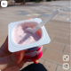 Az ízesített, alacsony zsírtartalmú fitnesz joghurtok - A „light” és gyümölcsös joghurtok a marketingcsapda csúcsai. Amikor a gyártók kivonják a zsírt a joghurtból, az étel elveszíti a természetes ízét és textúráját. Ezt a hiányt szinte minden esetben hatalmas adag finomított cukorral, glükóz-fruktóz sziruppal és mesterséges aromákkal kompenzálják. Egy ilyen joghurt elfogyasztása után nem kapsz megfelelő mennyiségű fehérjét és egészséges zsírokat, amelyek a hosszan tartó jóllakottsághoz kellenének. Az eredmény: garantált délelőtti fizikai összeomlás.