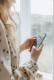 3. Hajlamos vagy az introvertáltságra - Az introvertált emberek gyakran jobban szeretnek írásban kommunikálni, mint hirtelen, személyes beszélgetésekbe bonyolódni. Számodra a váratlan telefonhívás akár tolakodásnak is tűnhet — így teljesen természetes, ha inkább a nyugodtabb, kiszámítható kommunikációs formákat választod.