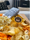 5. Ipari sós snackek, chipsek és krékerek - A tévénézés közben előszeretettel rágcsált burgonyachipsek, sós krékerek, ízesített rágcsálnivalók és extrudált snackek zárják a legveszélyesebb ultrafeldolgozott élelmiszerek sorát. Ezen termékek előállítása során alkalmazott magas hőmérsékletű eljárások (például az olajban sütés) során olyan toxikus melléktermékek és szennyeződések keletkezhetnek, mint az akrilamid, amely bizonyítottan rákkeltő hatású. Ráadásul a bennük található telített zsírsavak és finomított szénhidrátok közvetlenül hozzájárulnak az izmokban történő zsírlerakódáshoz és a szöveti szintű sejtkárosodáshoz, ami drasztikusan növeli a tüdő daganatos megbetegedésének esélyét.