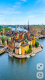 4. Stockholm, Svédország – A vizek felett lebegő északi szépség - Stockholm egy zseniális építészeti és természeti remekmű, amelyet tizennégy szigetre építettek, és amelyet több mint ötven híd köt össze, így nem véletlenül nevezik Észak Velencéjének. A svéd fővárosban a tiszta, csillogó víz és a buja, zöld parkok közvetlenül találkoznak a fenséges királyi palotákkal és a modern dizájnnal. Gamla Stan, vagyis a történelmi óváros a sárga és okkersárga színekben pompázó, 13. századi épületeivel és szűk, kanyargós utcáival igazi időutazást kínál, miközben a város progresszív, fenntartható és hihetetlenül tiszta atmoszférája a jövőbe mutat.