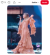 Az Eras Tour outfit

A színésznő Taylor Swift londoni koncert állomásán egyedi, barack színű Chloé ruhában lépett fel, amelyet a márka kreatív igazgatója, Chemena Kamali tervezett kifejezetten számára. A ruha a 70-es évek stílusjegyeit ötvözi laza, bohém vonalakkal, így egyszerre volt elegáns és vagány, tökéletesen passzolva Suki karakteréhez és színpadi jelenlétéhez. A megjelenést Loeffler Randall 'Indy Cacao Tall Boots' csizmái egészítették ki, amelyek a retro hangulat mellett kényelmet is biztosítottak a hosszú fellépéshez. A haj és a smink szintén a hetvenes évek rockos stílusát idézte, így a teljes összhatás harmonikus és figyelemfelkeltő lett. 