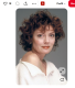 Susan Sarandon hosszú évtizedek óta minőségi alakításokkal és az erős női karakterekkel gazdagítja a filmipart. A színésznő már fiatalon kitűnt különleges kisugárzásával, de igazán a ’80-as és ’90-es években vált Hollywood egyik legnagyobb sztárjává. Olyan filmekben nyújtott emlékezetes alakítást, mint a Thelma és Louise, az Édesek és mostohák vagy a Mindenütt jó, amelyekben nemcsak tehetsége, hanem természetes szépsége is magával ragadta a közönséget. Karrierje során számtalan díjat nyert, köztük Oscar- és BAFTA-díjat is, miközben mindig megőrizte sajátos stílusát. Nem tartozott azok közé a hírességek közé, akik minden trendet követnek vagy folyamatosan változtatják külsejüket, inkább arra törekedett, hogy önmaga maradjon.