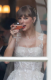 Taylor Swift menyasszonyi ruháját a Christian Dior Haute Couture készítette, de a különleges darabot Jonathan Anderson tervezte. Az elegáns, letisztult szabású fehér ruhát hosszú uszály és fátyol egészítette ki, miközben az összhatás egyszerre volt klasszikus és modern. A divatház közleménye szerint a ruha kizárólag az énekesnő számára készült, minden részletét egyedileg alakították ki. Travis Kelce szintén Dior öltözéket viselt: szmokingja tökéletesen harmonizált felesége ruhájával, így az ifjú pár megjelenése egyszerre sugárzott időtlen eleganciát és kifinomult luxust.