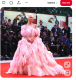 Lady Gaga, 2018

A popdíva és a Velencei Filmfesztivál 2018-as vörös szőnyeges bevonulása igazi divattörténeti pillanatként maradt meg a rajongók és a kritikusok emlékezetében. Gaga akkoriban éppen a reflektorfény középpontjában állt, hiszen a Csillag születik című film főszerepével új oldalát mutatta meg a közönségnek – és ehhez méltóan választotta meg a szettjét is. Egy lélegzetelállító Valentino haute couture ruhában érkezett, amely szinte egy lebegő, rózsaszín felhőként ölelte körbe. A pazar tollas részletek és a drámai szabás vonzotta a tekinteteket, a ruha mesés grandiózussága pedig tökéletesen passzolt az énekesnő magabiztos személyiségéhez. 