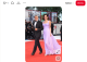 Amal Clooney, 2017

Mrs. Clooney neve szinte egyet jelent a kifinomult eleganciával, és a 2017-es Velencei Filmfesztiválon újra bebizonyította, miért tartják őt a vörös szőnyeg egyik legnagyobb stílusikonjának. Nem is csoda, hiszen a Clooney-házaspár a nyarakat a Comói-tó partján, egy palotaszerű birtokon tölti, így Amal igazi olasz dívaként mozgott a reflektorfényben.  Atelier Versace ruhájának lágy, pasztelles lila árnyalata és a finoman redőzött anyaga mesés harmóniát alkottak, miközben a nőies vonalvezetés elegánsan kiemelte karcsú alakját. Az összképhez Amal visszafogott sminket és természetes frizurát választott 