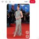 Emma Stone, 2016

A La la land sztárja egy káprázatos, rojtos Versace ruhában vonult végig a 2016-ös velencei vörös szőnyegen, amely garantálta, hogy minden tekintet rá szegeződjön. A csillogó részletekkel díszített, fényben szinte szikrázó darab tökéletesen kiemelte a színésznő természetes eleganciáját, miközben játékos dinamizmust adott a megjelenésének. A rojtok minden mozdulatnál életre keltek, ezzel még inkább felerősítve a hollywoodi luxust. Ez a pillanat nemcsak Emma stílusérzékét bizonyította, hanem a Versace azon képességét is, hogy a klasszikus csillogást modern, fesztiválhoz illő drámával koombinálja.