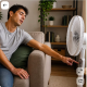 1. A hőlégfúvó-hatás: Miért forrósít tovább a ventilátor? - Amikor a szobahőmérséklet átlépi a 39 fokos lélektani határt, a ventilátor által keltett légáramlás forró sütőként kezdi fűteni a testet. Ahelyett, hogy hűtené a bőrfelszínt, a meleg levegő folyamatos zápora megakadályozza a természetes hőleadást. A Sydney-i Egyetem kutatói a JAMA Network Open folyóiratban publikált tanulmányukban kimutatták, hogy a klímakamrában tesztelt alanyok szervezete a bekapcsolt ventilátor hatására kétségbeesett védekezésbe kezdett, és a megszokott folyadékveszteség többszörösét produkálta elviselhetetlen hőségérzet mellett.
