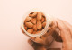 A legmeglepőbb tapasztalat azonban nem csak a könnyebb emésztés vagy az íz változása lesz. Sokan számolnak be arról, hogy az áztatott mandula rendszeres fogyasztása után javult a bélrendszerük működése, több energiájuk lett nap közben, csökkent a puffadás, sőt egyeseknél még a bőrük is szebb lett.