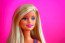 Egy Barbie baba. Ez így talán még nem is hangzik olyan durván. Csakhogy a kislányok kedvenc játékát egy férfi húgycsövében találták meg. A Buzzfeed cikkében leírják, hogy az úr egy guminőt rendelt az internetről, de amikor ehelyett az ikonikus babát kapta, dühében letépte a Barbie karjait és felhelyezte oda, ahová nagyon nem illik.

