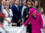 A királynő ezúttal egy pink kosztümöt választott a nagy eseményre, színben&nbsp;passzoló kalapjára pedig rózsaszín virágokat tűzött.
