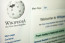 2000 márciusában Jimmy Wales pénzügyi kereskedő megalkotta a Nupedia nevű ingyenes online enciklopédiát, ami a Wikipedia előfutára volt. Egy évvel később ez az oldal csupán 13 cikket kínált, így 2001 januárjában a Nupedia fellendítésére Wales és Sanger elindította a Wikipediát, ahol mindenki szerkeszthette az online "tudástárat" bizonyos ellenőrzések mellett.
2000 márciusában Jimmy Wales pénzügyi kereskedő megalkotta a Nupedia nevű ingyenes online enciklopédiát, ami a Wikipedia előfutára volt. Egy évvel később ez az oldal csupán 13 cikket kínált, így 2001 januárjában a Nupedia fellendítésére Wales és Sanger elindította a Wikipediát, ahol mindenki szerkeszthette az online "tudástárat" bizonyos ellenőrzések mellett.