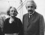 Albert Einstein, akit az egyik legokosabb emberként tartunk számon, saját unokatestvérébe, Elsa Lowenthalba lett szerelmes. Feleségül is vette.
Albert Einstein, akit az egyik legokosabb emberként tartunk számon, saját unokatestvérébe, Elsa Lowenthalba lett szerelmes. Feleségül is vette.