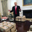 Trump hamburgerrel és gyorskajákkal látta vendégül a bajnok csapatot, a nemzet büszkeségét.