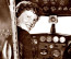 Amelia Erhart: Ő volt az első jelentős női pilóta, sok olyan utat tett meg, ami még férfiak számára is megterhelő lett volna. 1937-ben Amelia Earhart eltűnt egy Lockheed Electra gépben, és soha nem tudta befejezni a tervezett világ körüli útját. Az egyetlen nyom, amit Erhart és az Electra hagyott hátra, néhány elkeseredett (és vitatott) rádióüzenet volt. Hosszú ideig óriási erővel keresték, de se holttestet, se roncsot nem találtak. Lehet, hogy már soha nem fogjuk megtudni, hogy mi történt valójában a kalandvágyó pilótával, a legegyszerűbb elmélet szerint a gépével együtt belezuhant és eltűnt az óceán mélyén. A legvadabb teóriák szerint elfogta és kivégeztette a japán kormány, vagy éppen álnéven élte tovább napjait. Talán örökre ez marad a légközlekedés legnagyobb rejtélye. Amelia Erhart: Ő volt az első jelentős női pilóta, sok olyan utat tett meg, ami még férfiak számára is megterhelő lett volna. 1937-ben Amelia Earhart eltűnt egy Lockheed Electra gépben, és soha nem tudta befejezni a tervezett világ körüli útját. Az egyetlen nyom, amit Erhart és az Electra hagyott hátra, néhány elkeseredett (és vitatott) rádióüzenet volt. Hosszú ideig óriási erővel keresték, de se holttestet, se roncsot nem találtak. Lehet, hogy már soha nem fogjuk megtudni, hogy mi történt valójában a kalandvágyó pilótával, a legegyszerűbb elmélet szerint a gépével együtt belezuhant és eltűnt az óceán mélyén. A legvadabb teóriák szerint elfogta és kivégeztette a japán kormány, vagy éppen álnéven élte tovább napjait. Talán örökre ez marad a légközlekedés legnagyobb rejtélye.